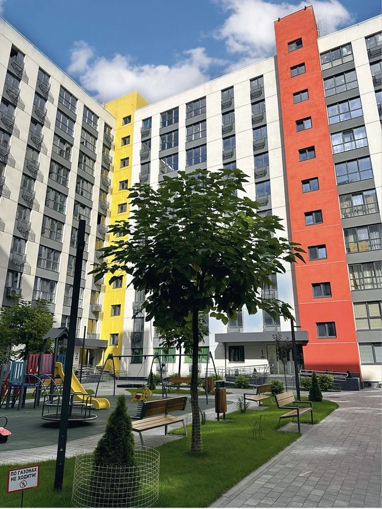 For sale 2-room apartment 47 sq.m. in the Barvy residential complex. Possible sale without cash.