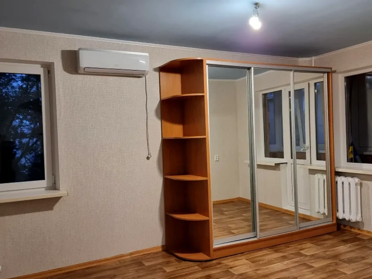 Продается 1-комнатная квартира 32 м² на 4 этаже.