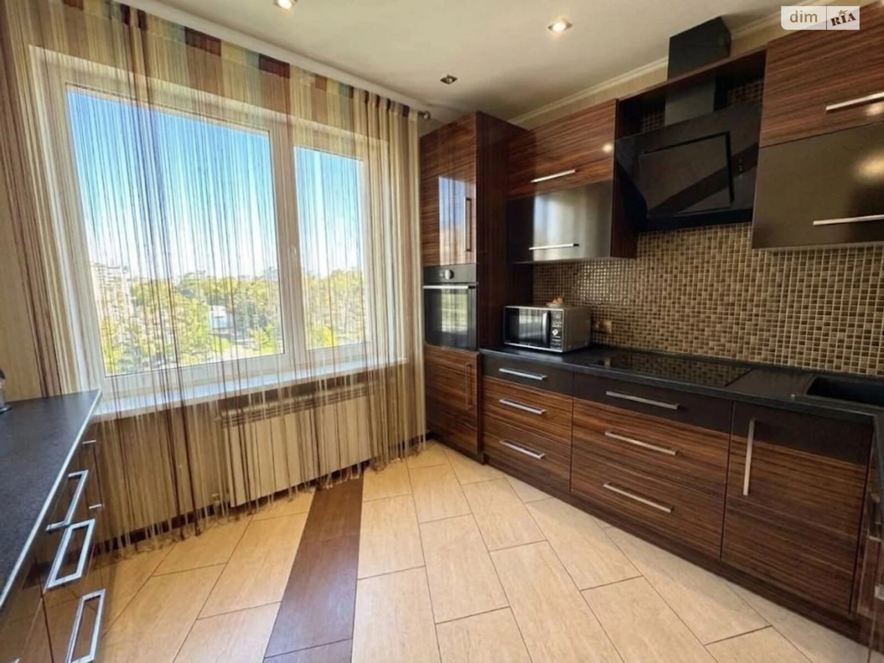 Apartment for Sale, Poczynki