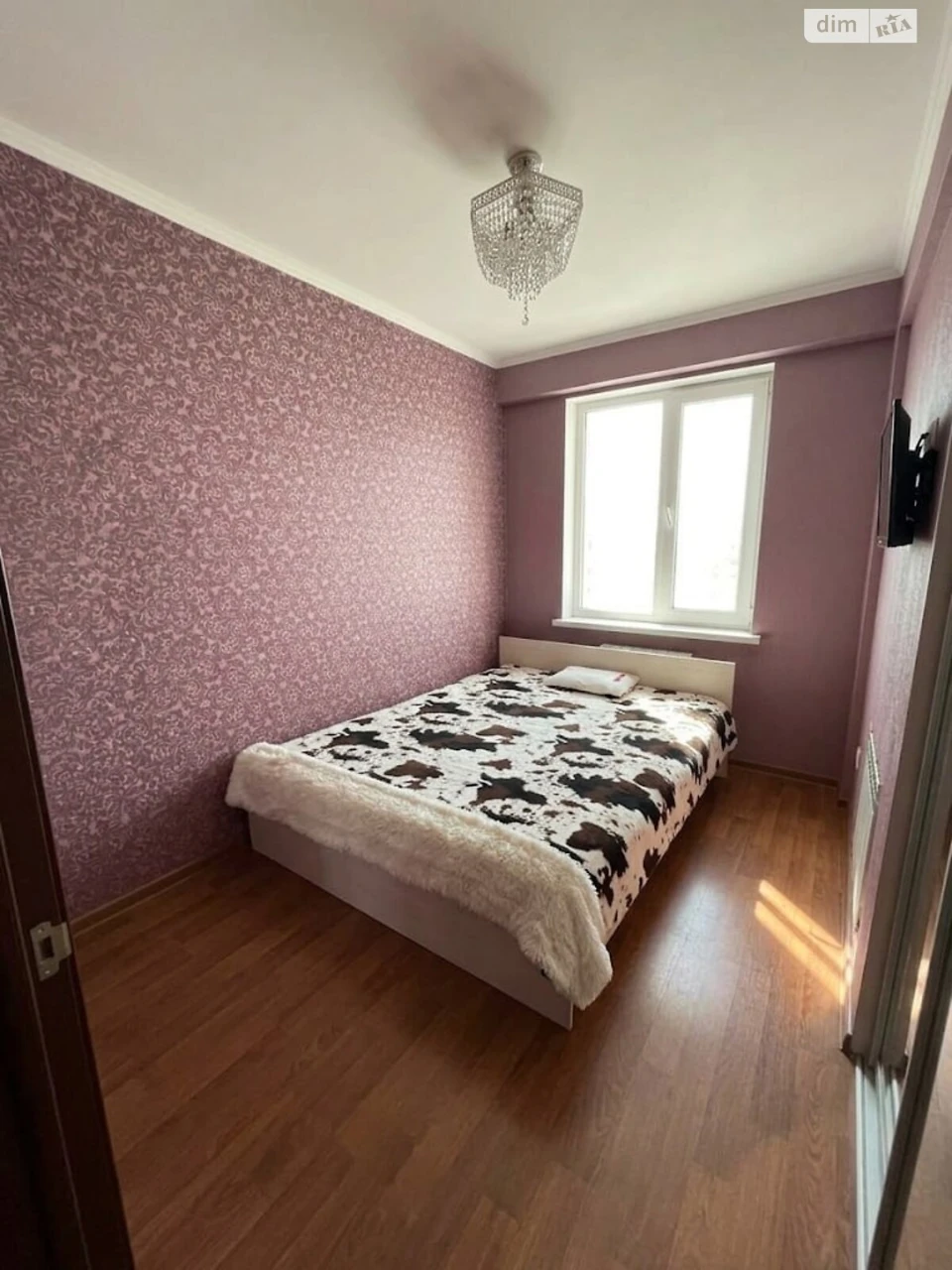Apartment for Sale, Poczynki