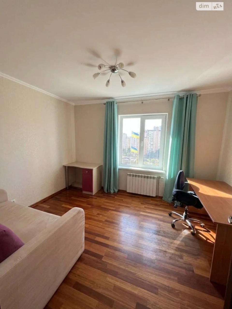 Apartment for Sale, Poczynki