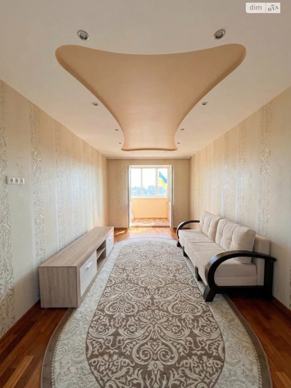 Apartment for Sale, Poczynki
