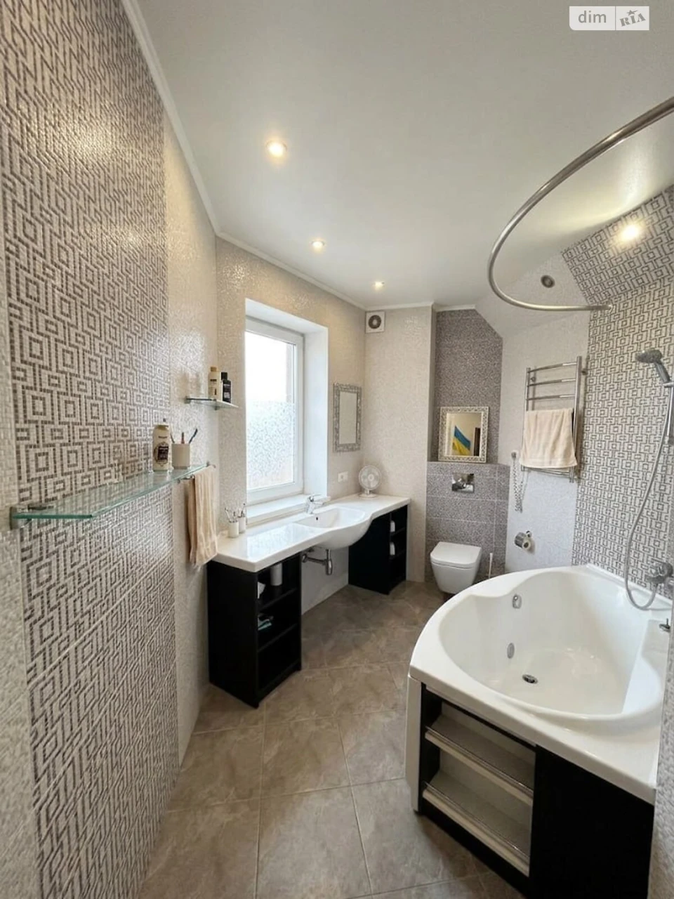Apartment for Sale, Poczynki
