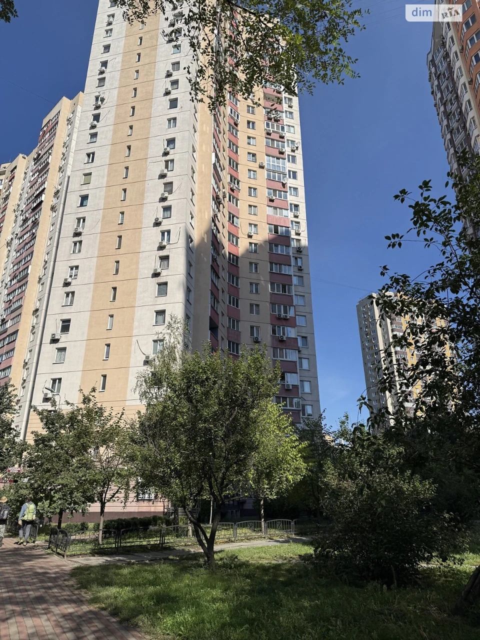 Apartment for Sale, Poczynki