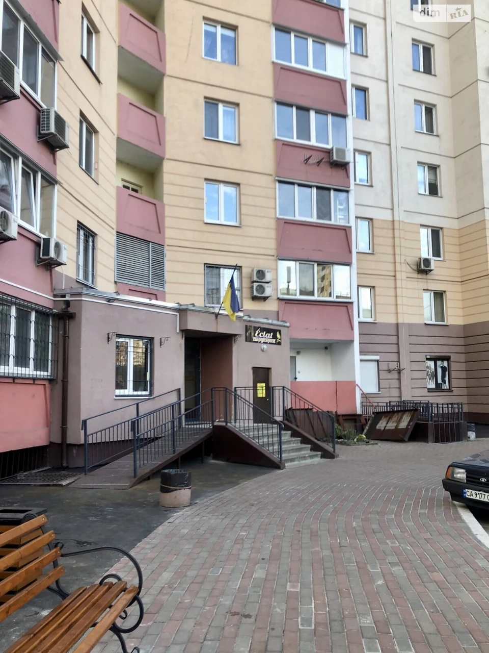 Apartment for Sale, Poczynki