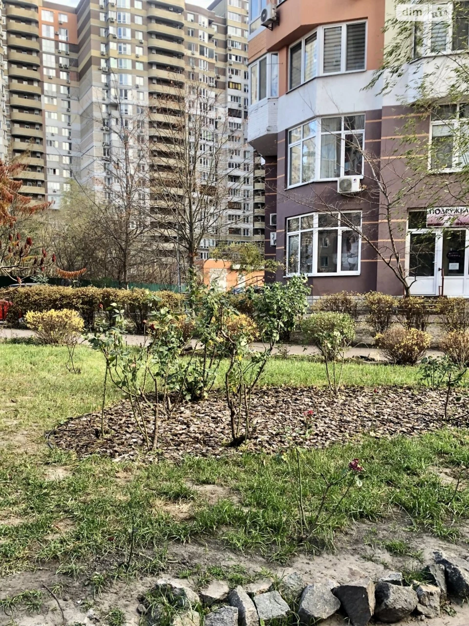 Apartment for Sale, Poczynki