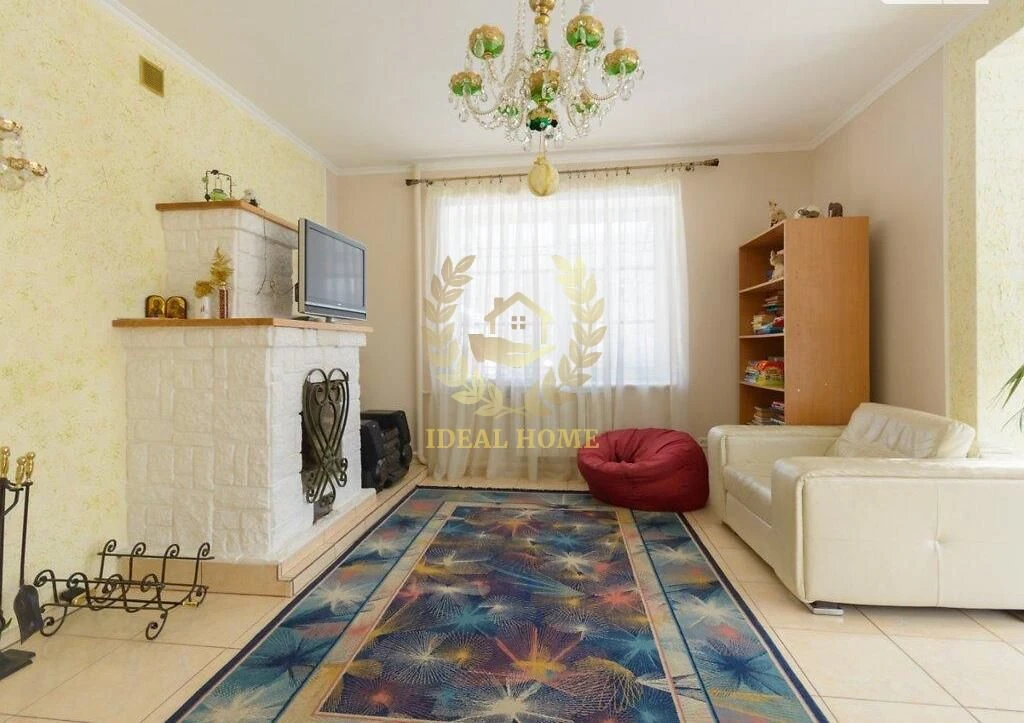 Продається 3-поверховий будинок з мансарною та ділянкою в 9 соток