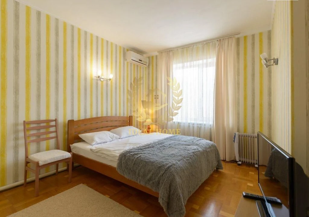 Продається 3-поверховий будинок з мансарною та ділянкою в 9 соток