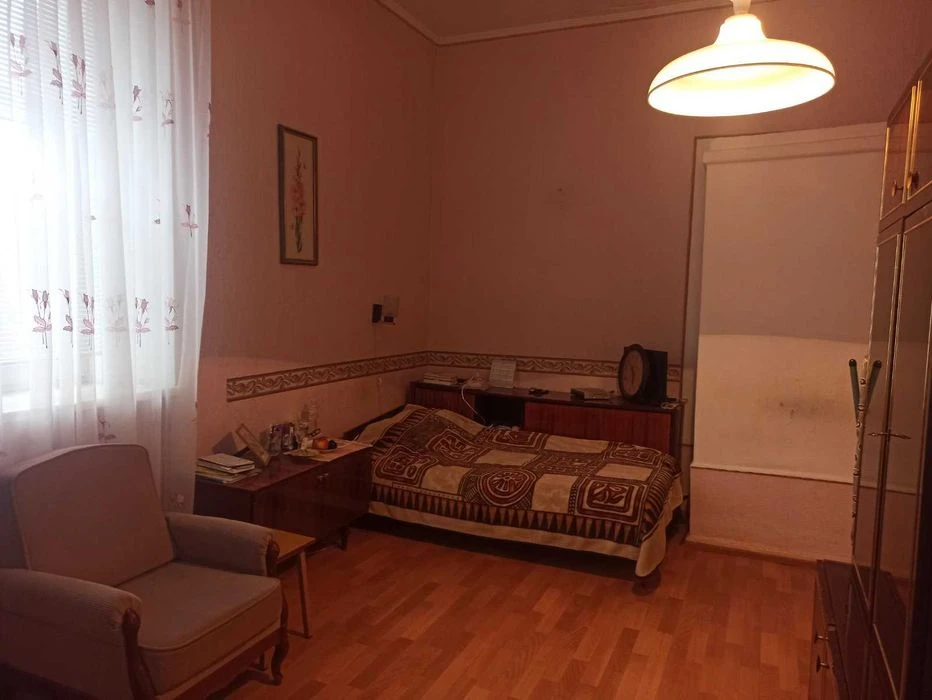 Продається 3 кімнатна квартира район Центр 5827