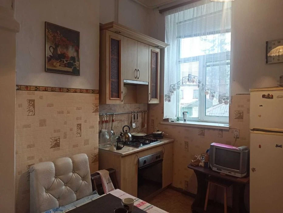 Продається 3 кімнатна квартира район Центр 5827