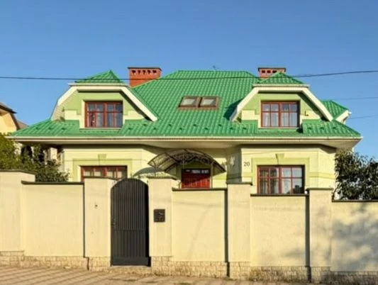 продам просторий будинок