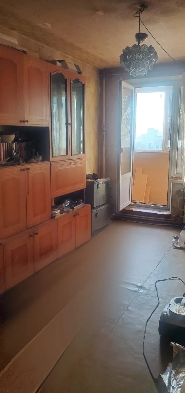 For Sale 4-room apartment near Peremoga metro station