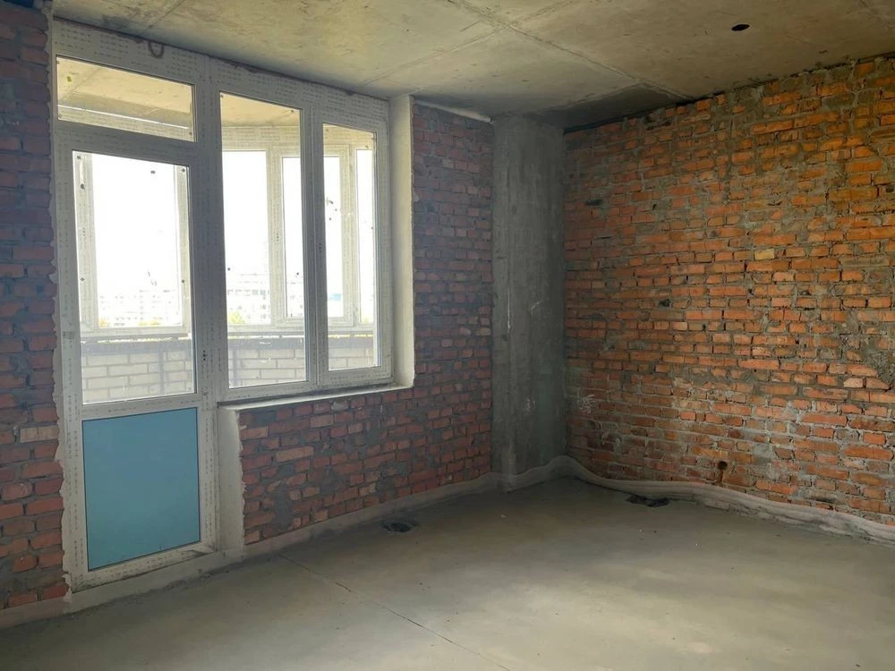 Sale of a 3-room apartment in Дніпровський district, Kyiv.