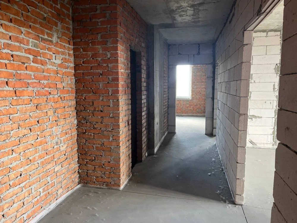 Sale of a 3-room apartment in Дніпровський district, Kyiv.