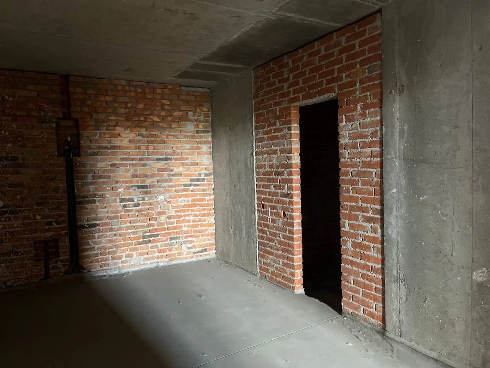 Sale of a 3-room apartment in Дніпровський district, Kyiv.