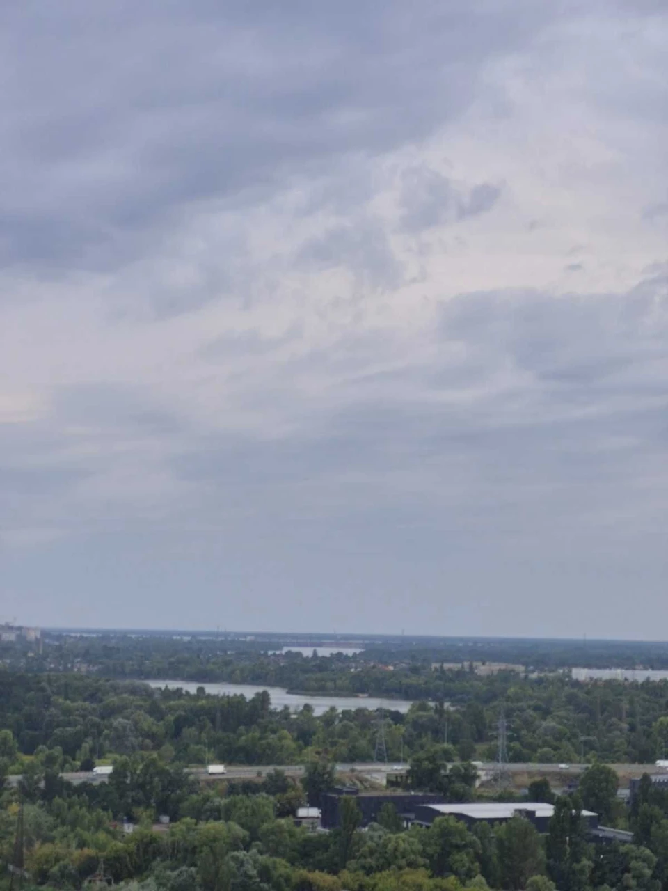 Spacious 2-bedroom apartment in the "Yaskrayvyi" residential complex.