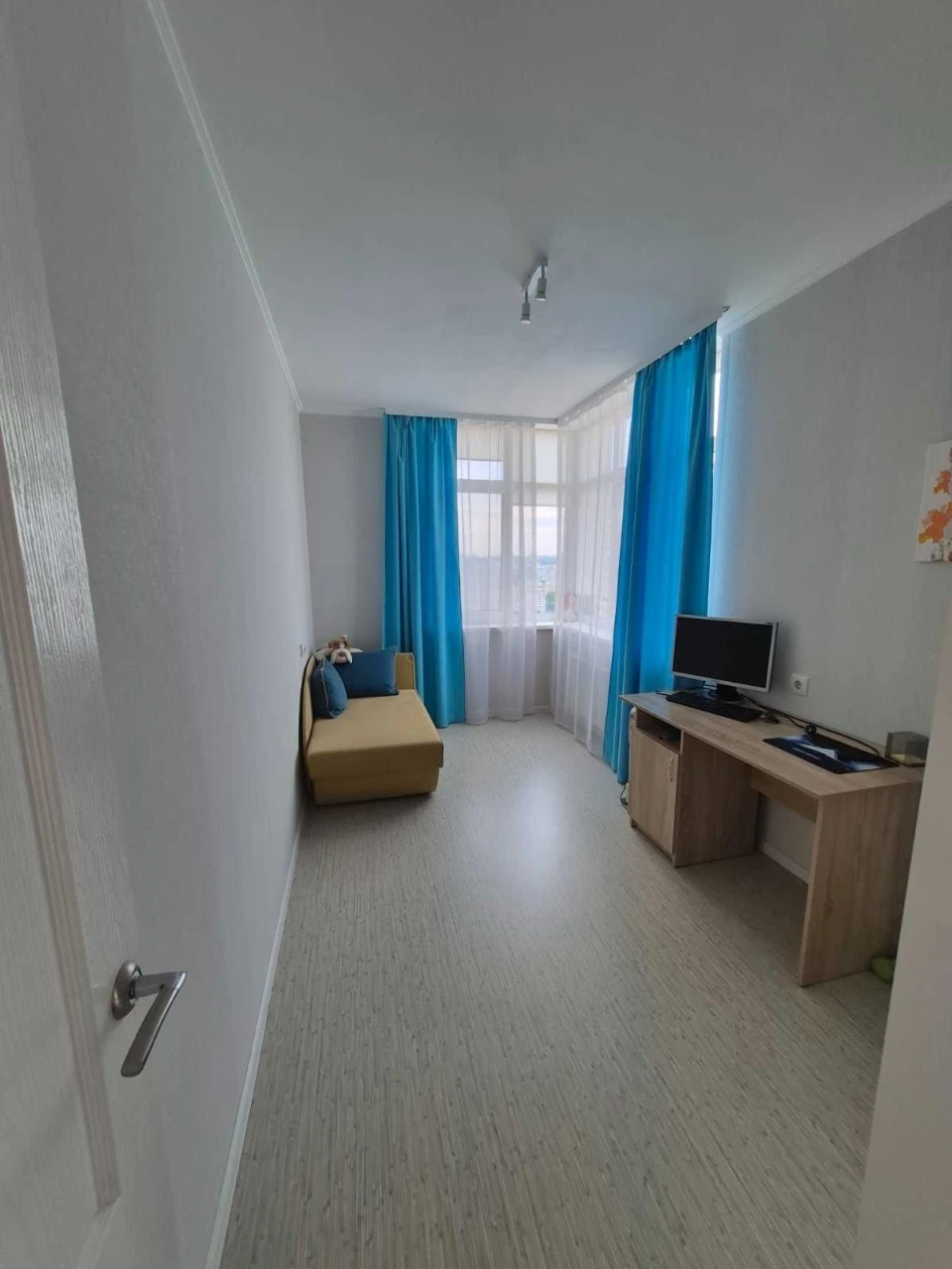 Spacious 2-bedroom apartment in the "Yaskrayvyi" residential complex.