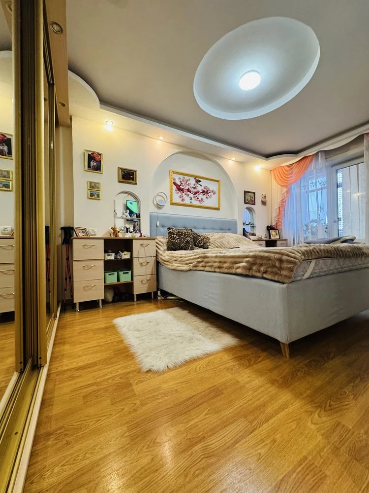 For Sale! Two-room apartment with furniture and renovated! Zhado