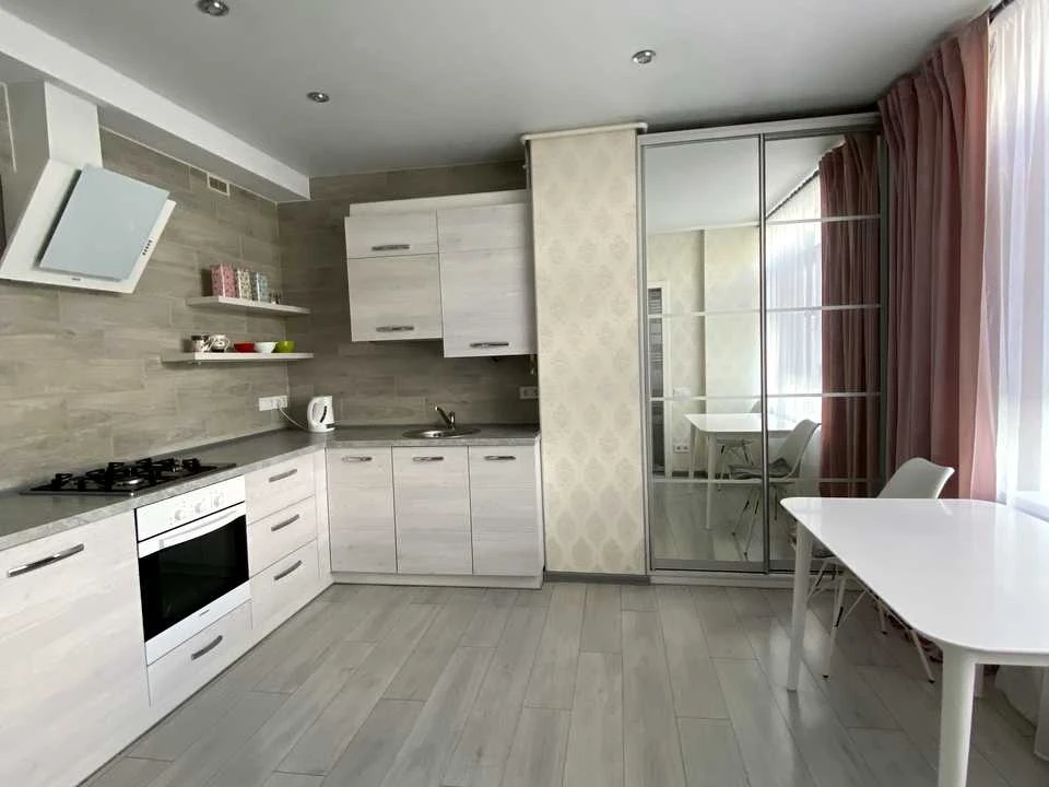 Apartment. Yunatska St.