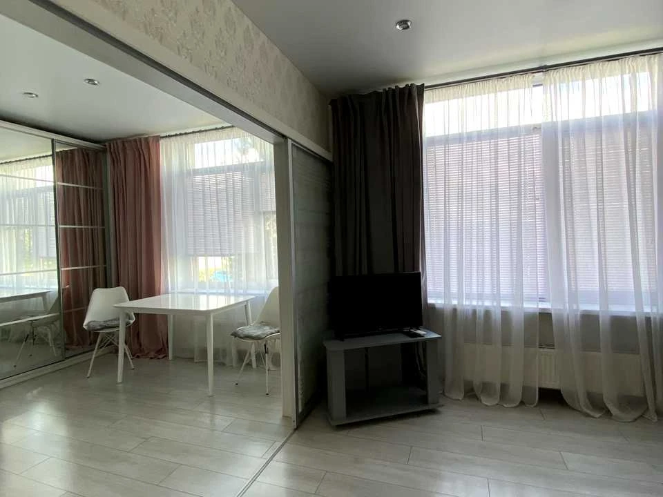 Apartment. Yunatska St.
