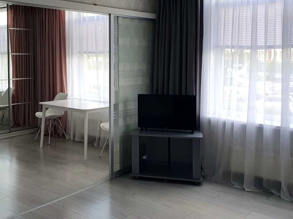 Apartment. Yunatska St.