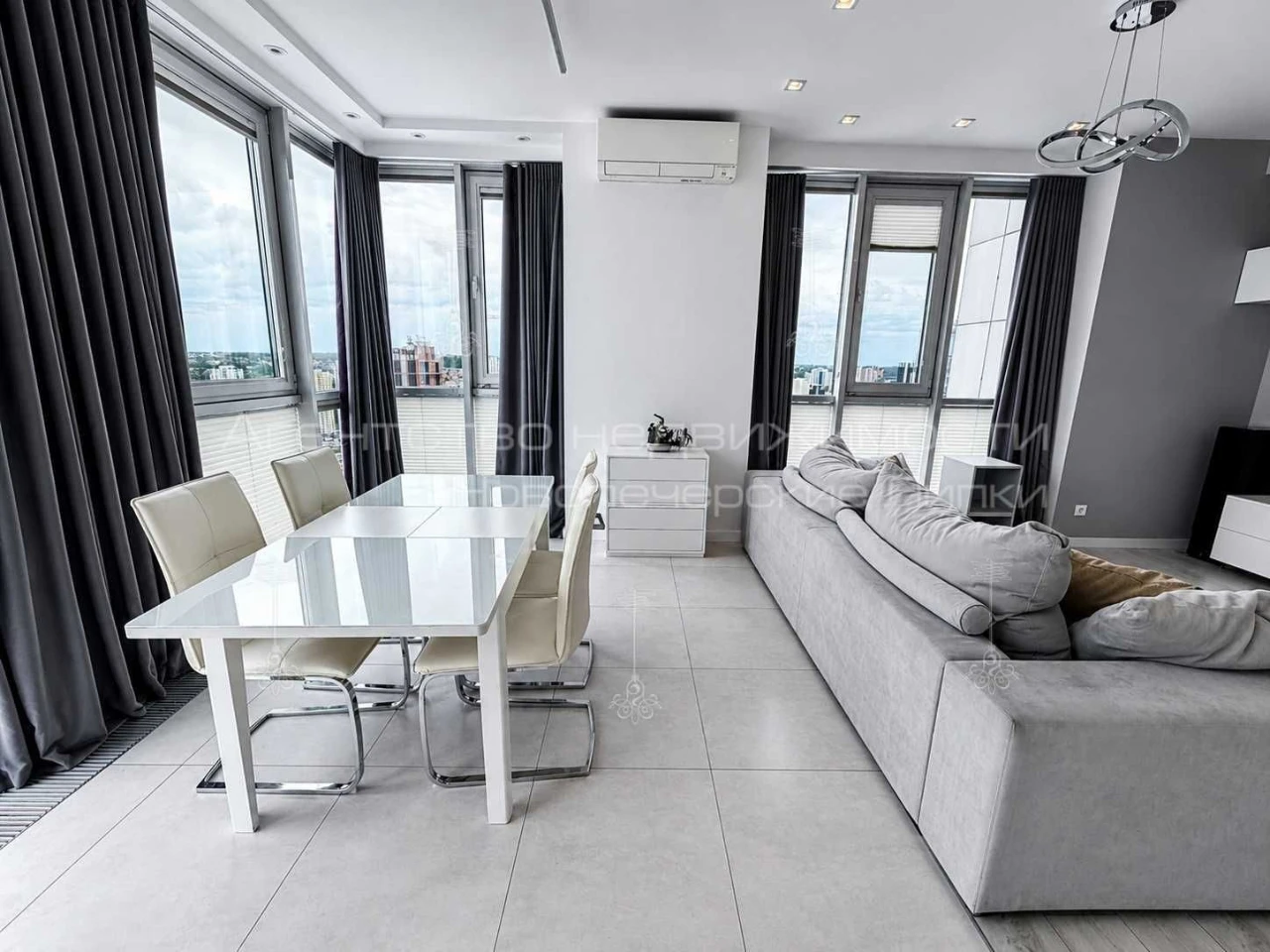 Sale of a 3-room apartment 89 sq.m. in the residential complex "Novopekerski Lipki" on Andriy Verkholyad Street.