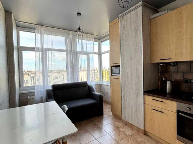 Apartment. Yunatska Street, Kyiv