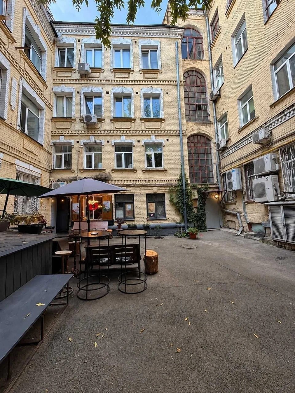 For Sale: 2-Bedroom Apartment in the Heart of Zoloti Vorta, Шевchenkivsky District