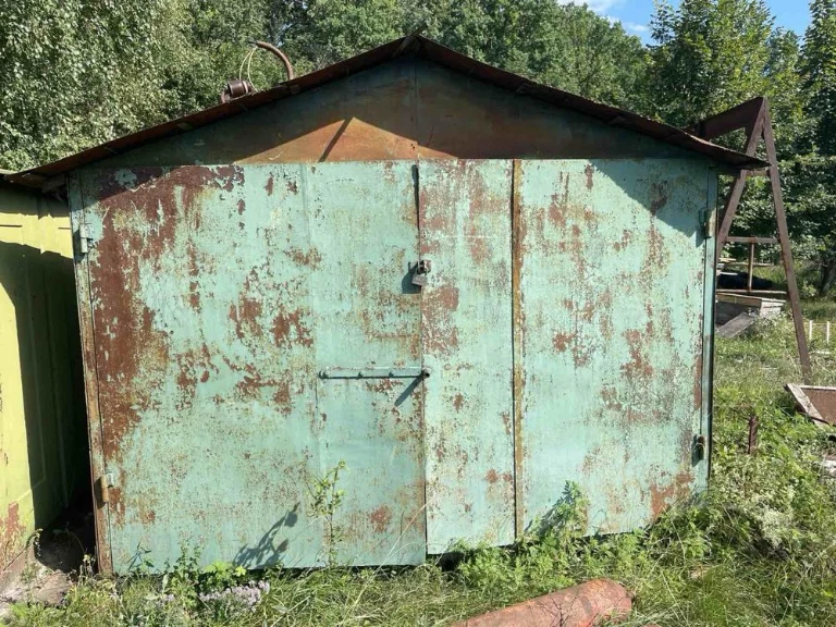 FOR SALE: METAL GARAGE