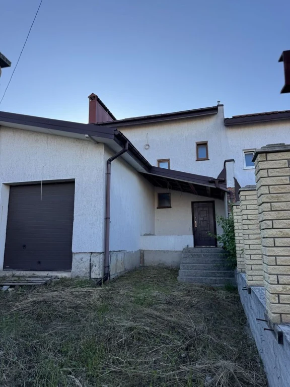 Luxury gated community, offered modern house in press