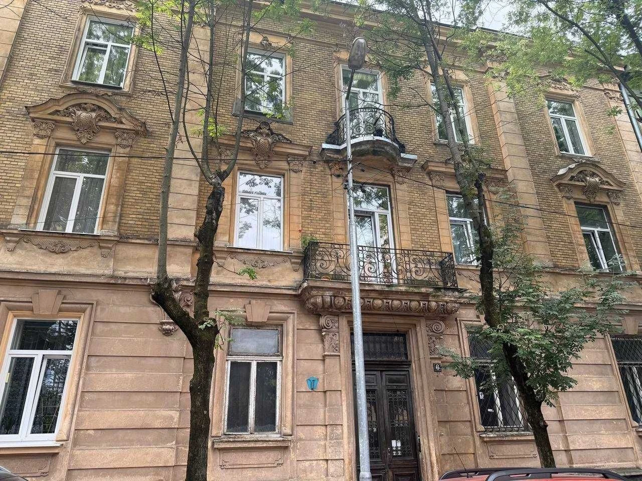 5-room apartment for sale in an Austrian building - CENTER OF LWO