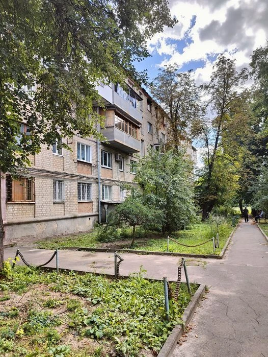 Продам 2 комнатная гостинка метро 23 Августа. Павлово Поле.