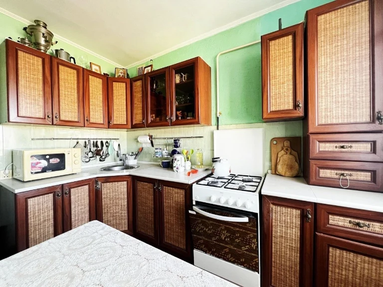 Sale of a 4-room apartment on P. Mira. Certificate. Furniture. Tech.