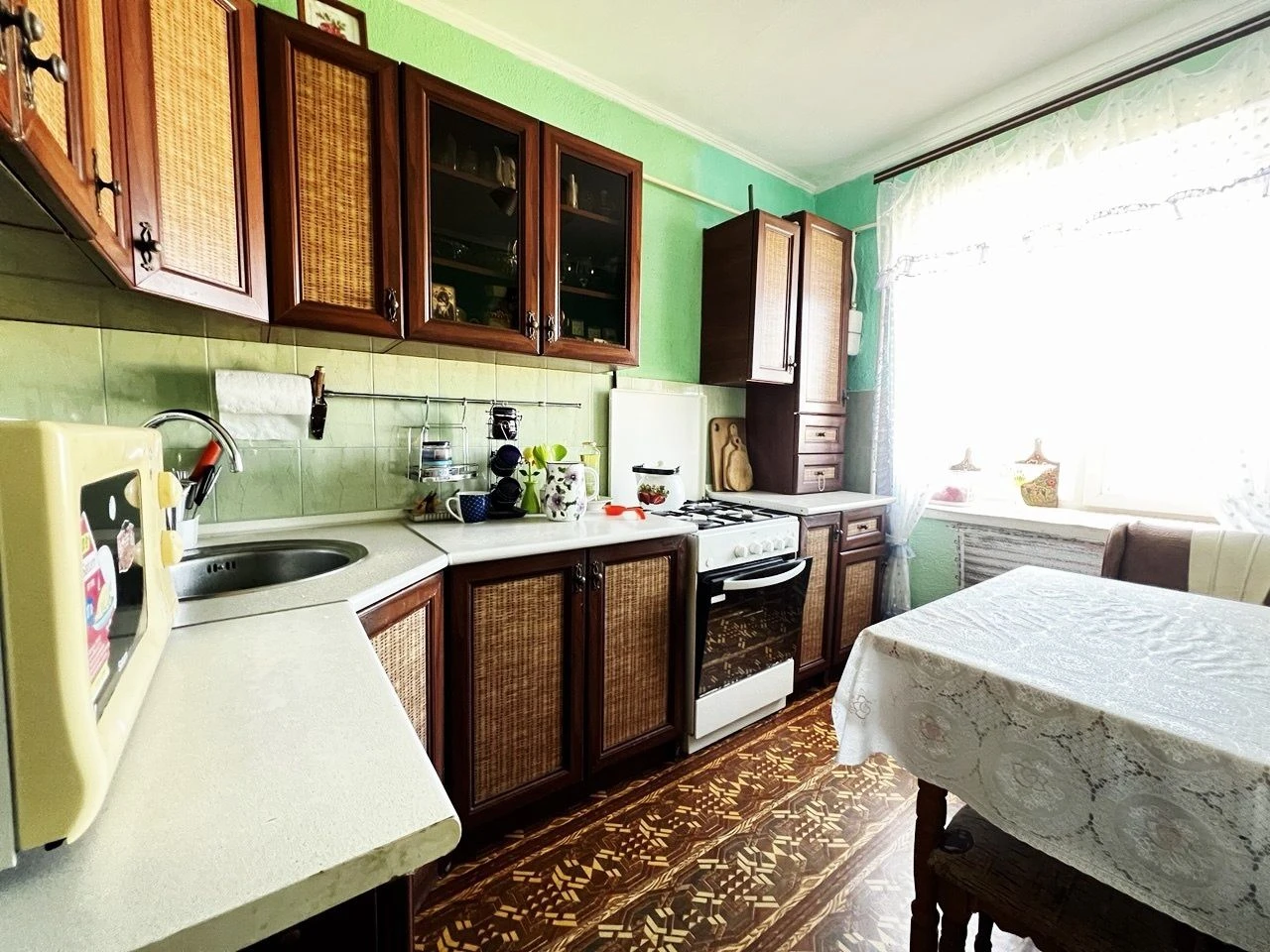 Sale of a 4-room apartment on P. Mira. Certificate. Furniture. Tech.