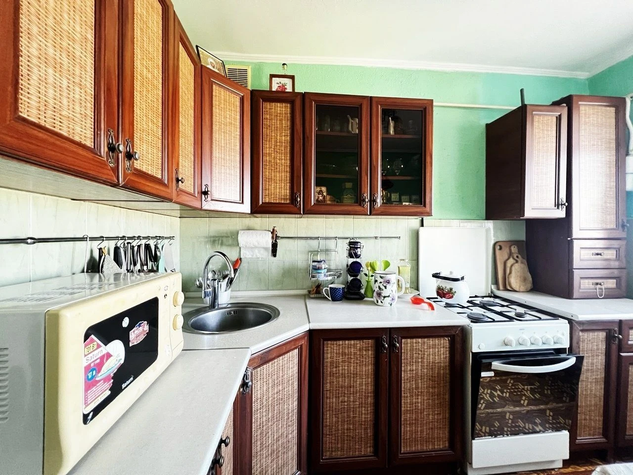 Sale of a 4-room apartment on P. Mira. Certificate. Furniture. Tech.