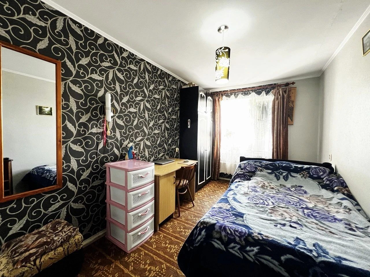 Sale of a 4-room apartment on P. Mira. Certificate. Furniture. Tech.
