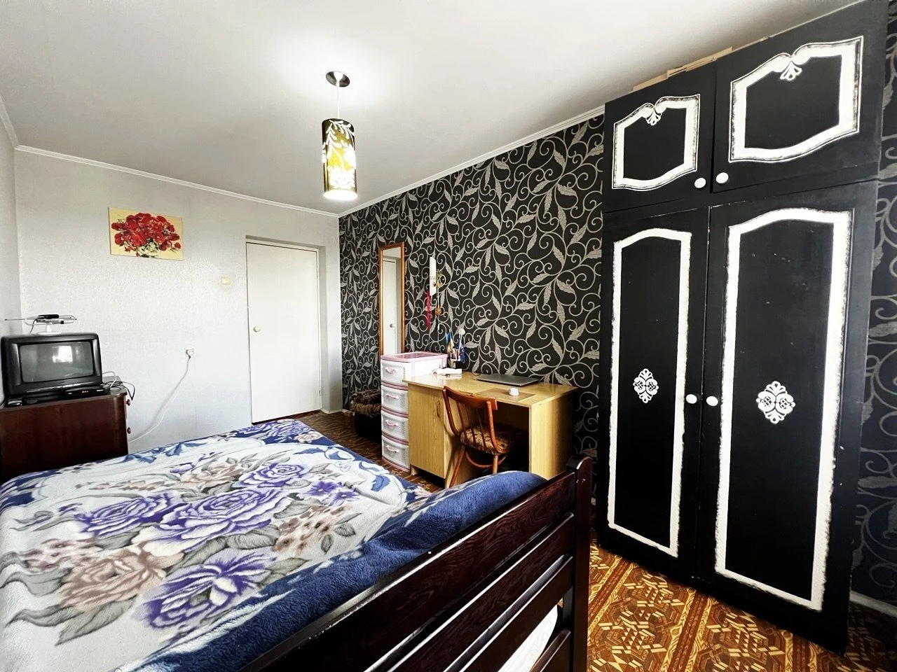 Sale of a 4-room apartment on P. Mira. Certificate. Furniture. Tech.