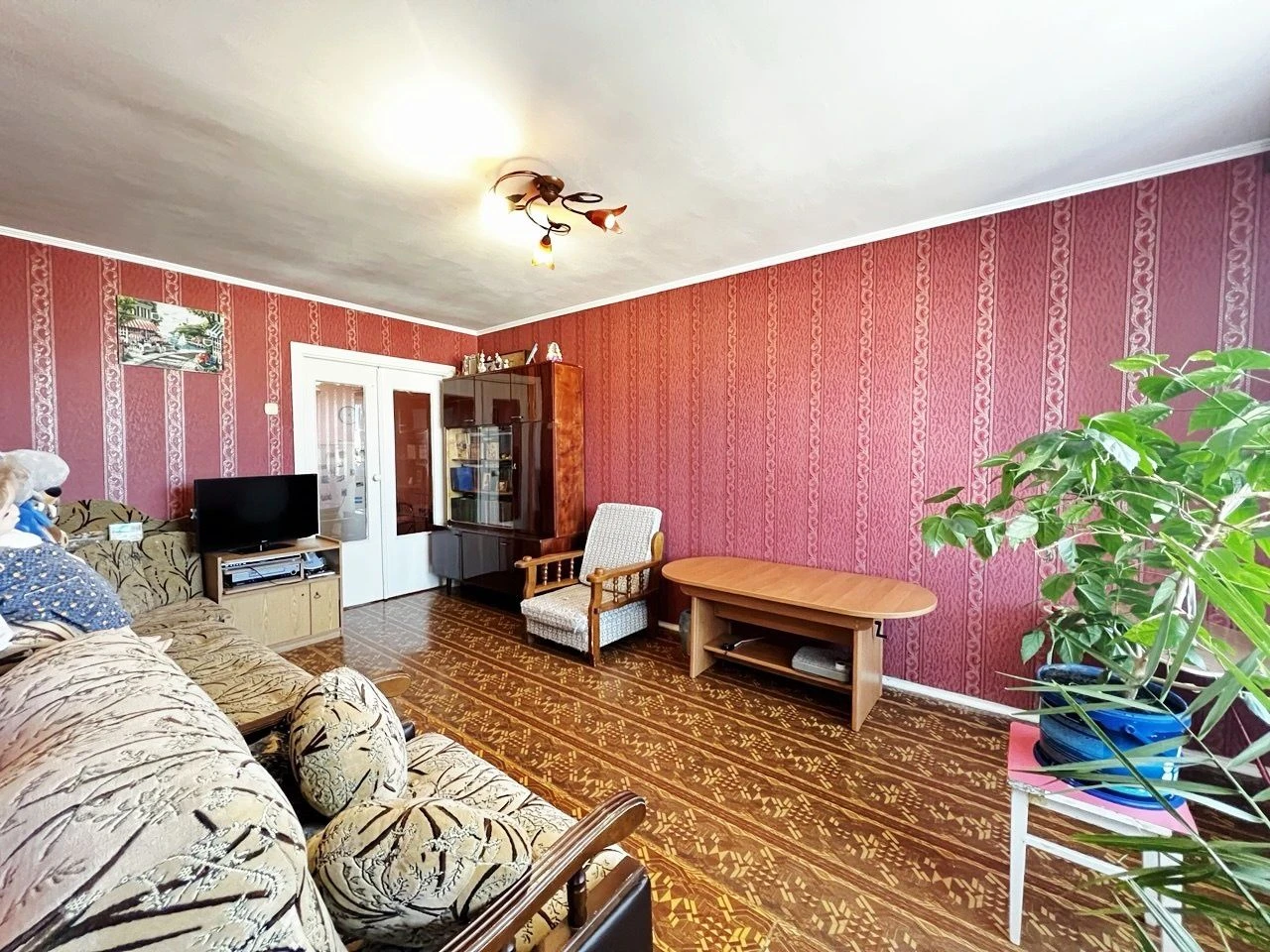Sale of a 4-room apartment on P. Mira. Certificate. Furniture. Tech.