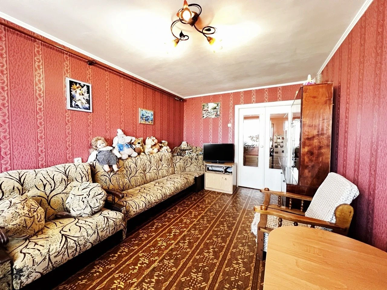 Sale of a 4-room apartment on P. Mira. Certificate. Furniture. Tech.