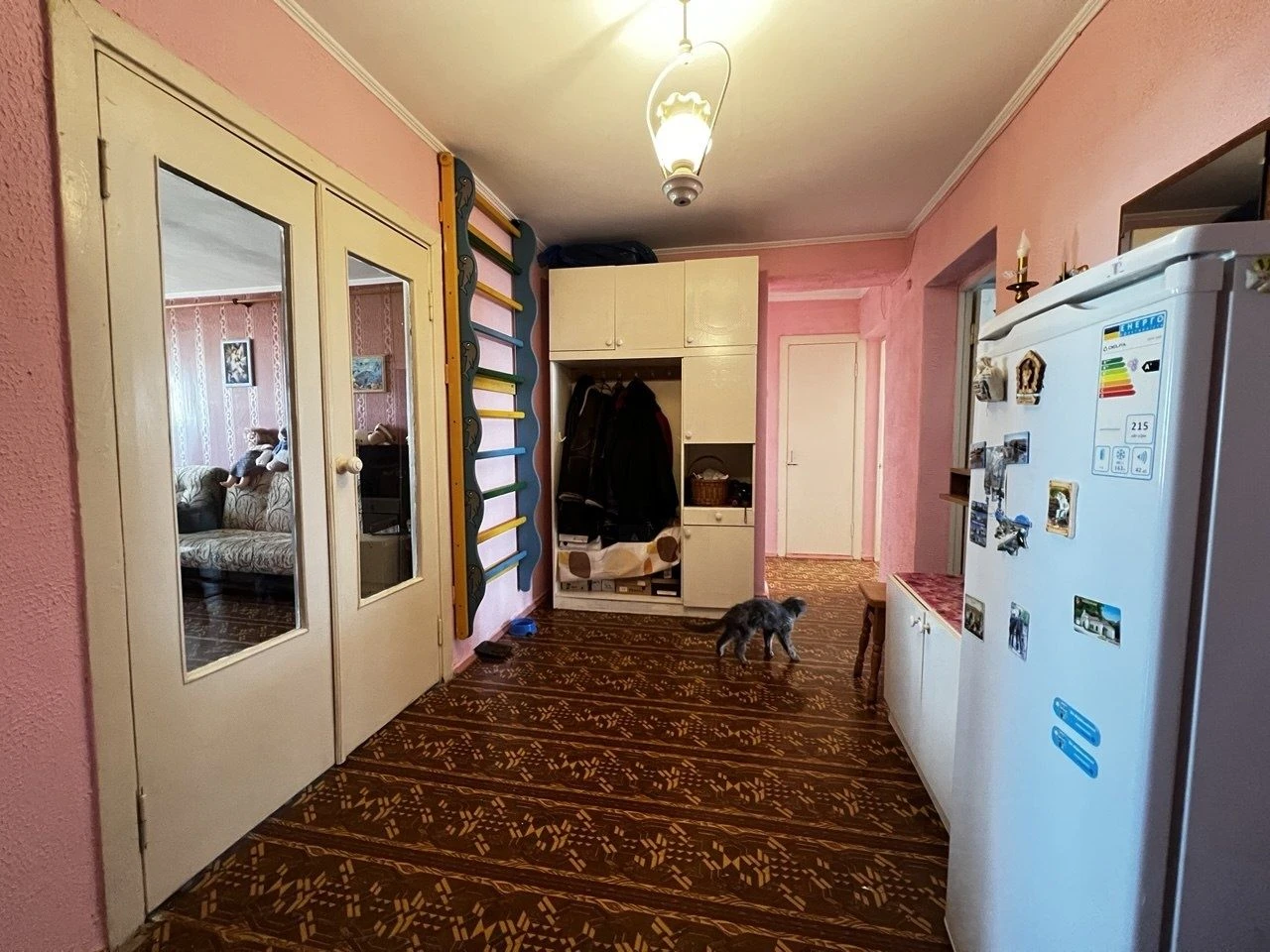 Sale of a 4-room apartment on P. Mira. Certificate. Furniture. Tech.