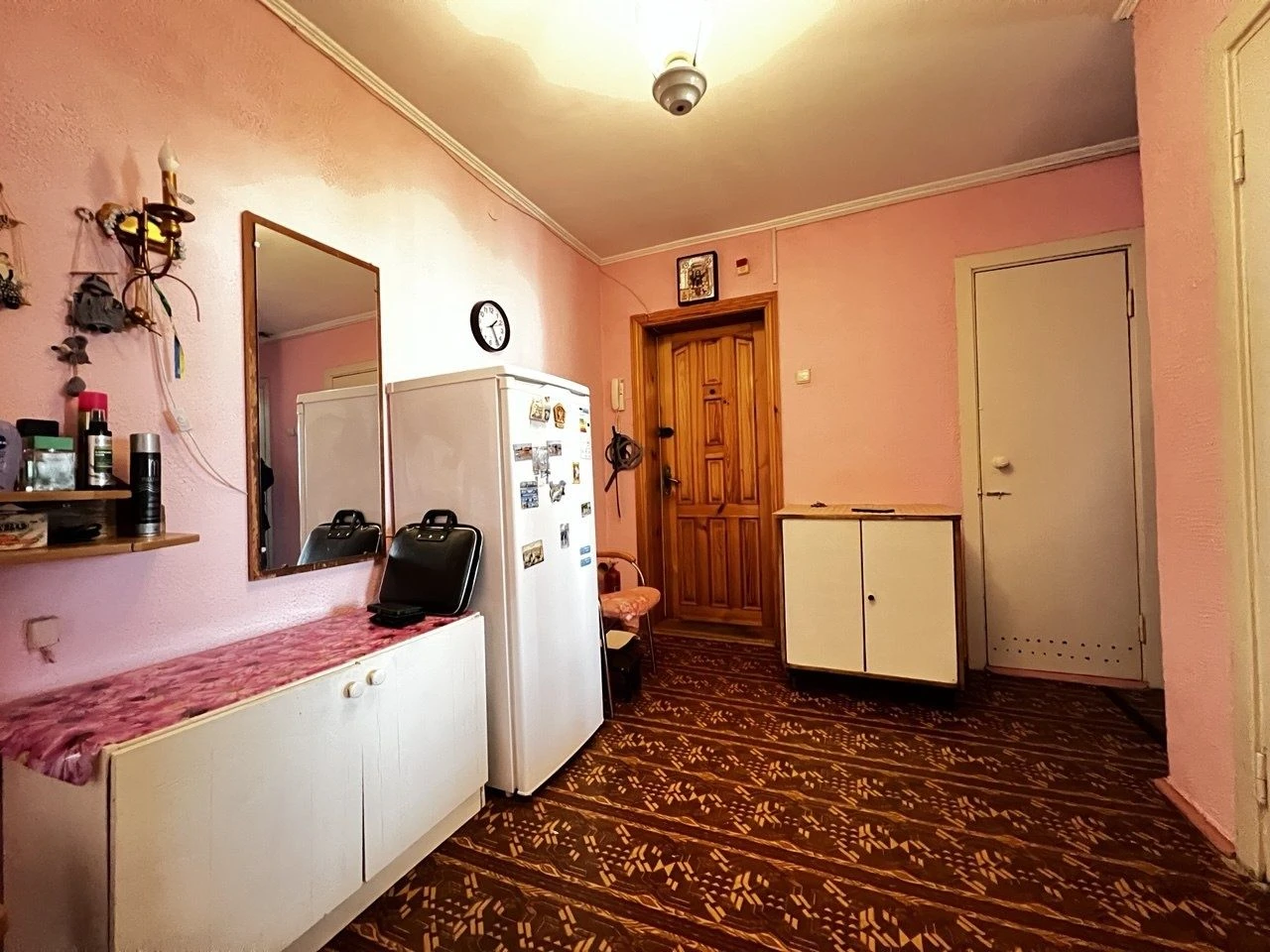 Sale of a 4-room apartment on P. Mira. Certificate. Furniture. Tech.