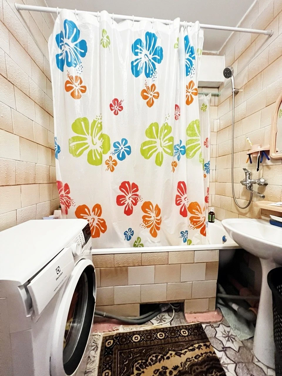 Sale of a 4-room apartment on P. Mira. Certificate. Furniture. Tech.