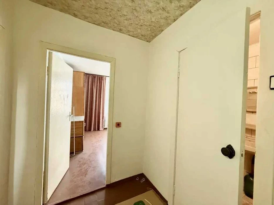 Selling a two-bedroom apartment on Bavaria Avenue, Dzyuba Avenue.