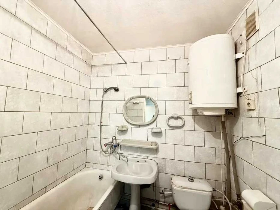Selling a two-bedroom apartment on Bavaria Avenue, Dzyuba Avenue.