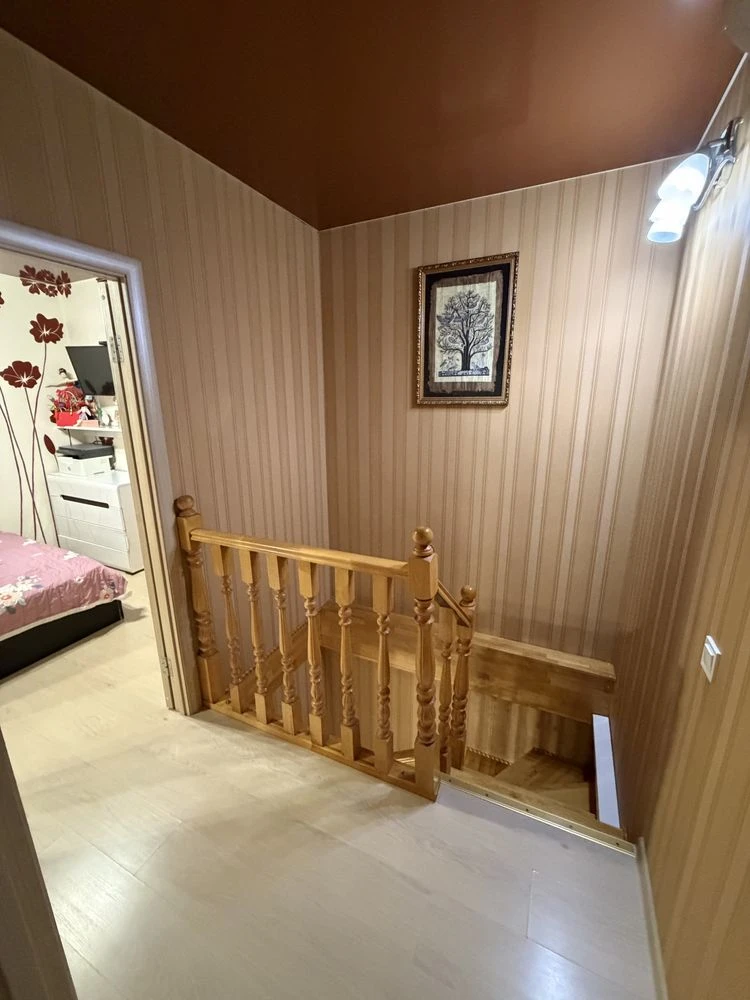 Продається 2-х поверховий котедж / таунхаус у Ленпоселку з власним