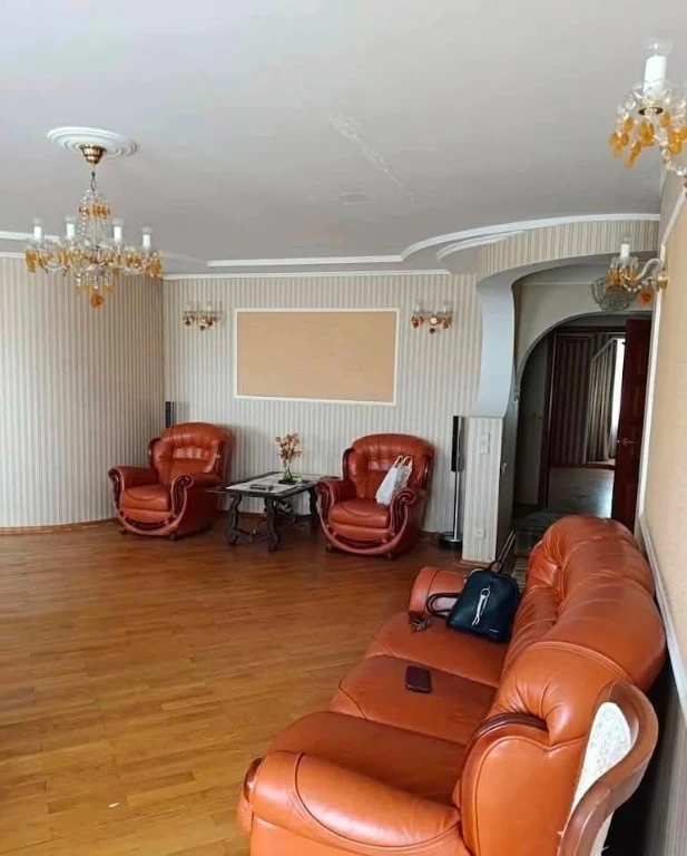 Продаётся 4-комнатная квартира в Центре