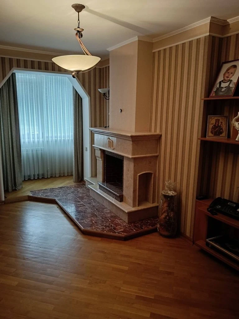 Продаётся 4-комнатная квартира в Центре