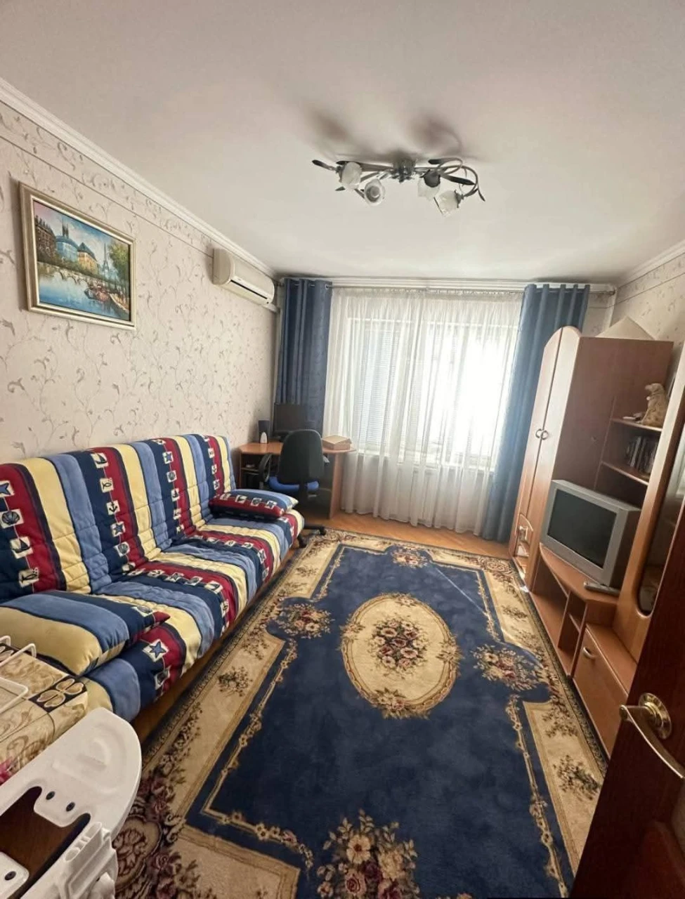 Продаётся 4-комнатная квартира в Центре
