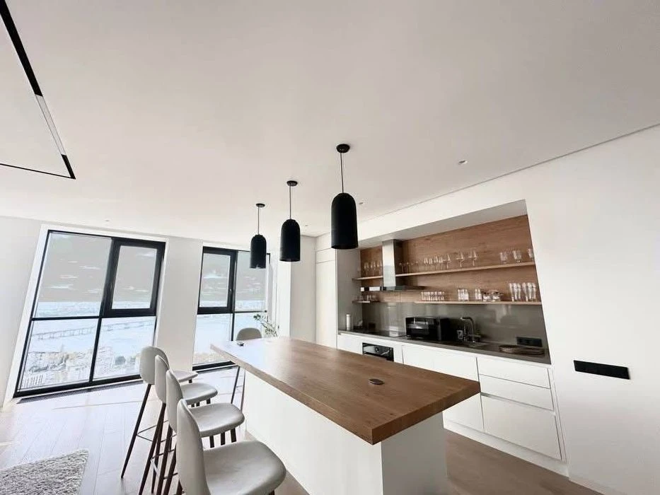 I am selling an apartment of 130m2 in the residential complex NOVODVORYANSKIY