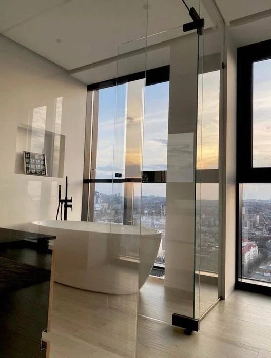 I am selling an apartment of 130m2 in the residential complex NOVODVORYANSKIY